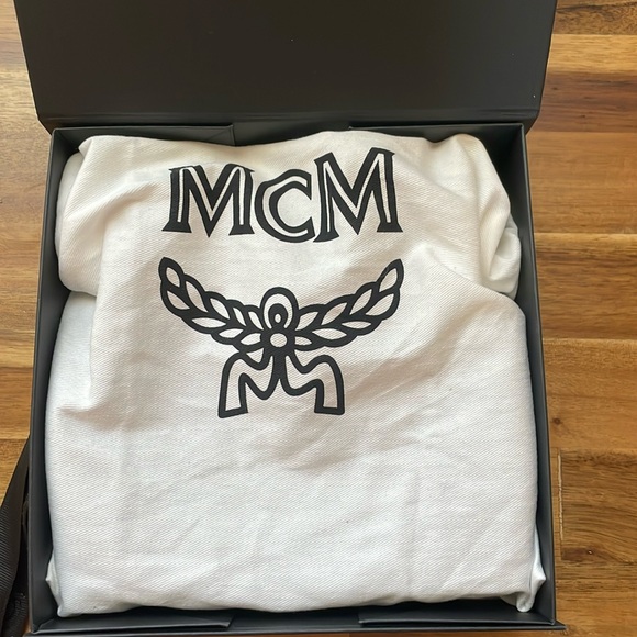 MCM Black Leather Crossbody Bag with Structured Design - Picture 4 of 16